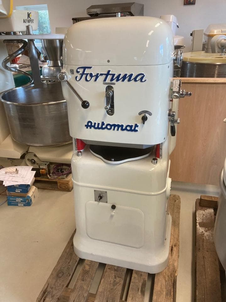 Brötchenpresse Fortuna Automat Größe 3 für 8500€